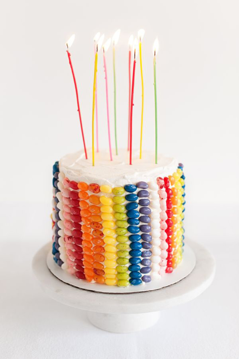 Торт с цветными драже